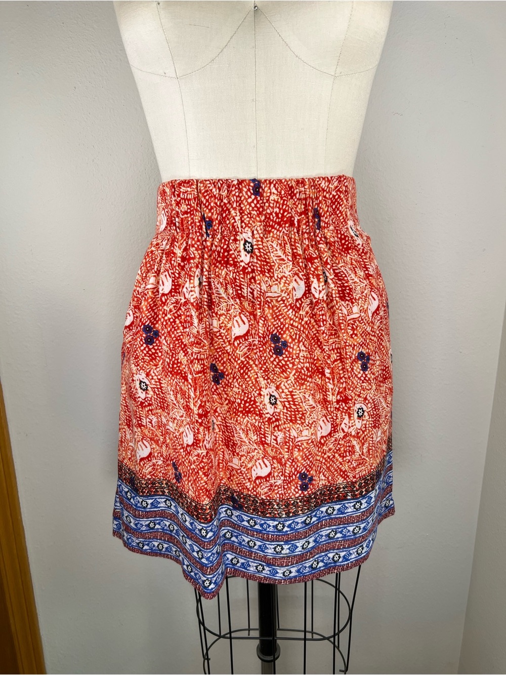 CAbi Batik Bella Elastic Waist Mini Skirt Red and White w/ Blue Border Size XS